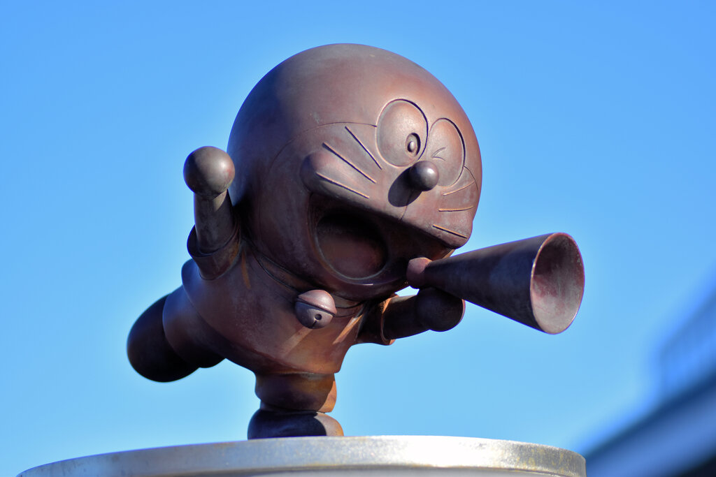 等々力陸上競技場で　ドラエモンケのブロンズ像　２