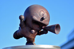 等々力陸上競技場で　ドラエモンケのブロンズ像　２