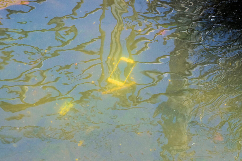 二ヶ領用水路・・捨てられたスマホ