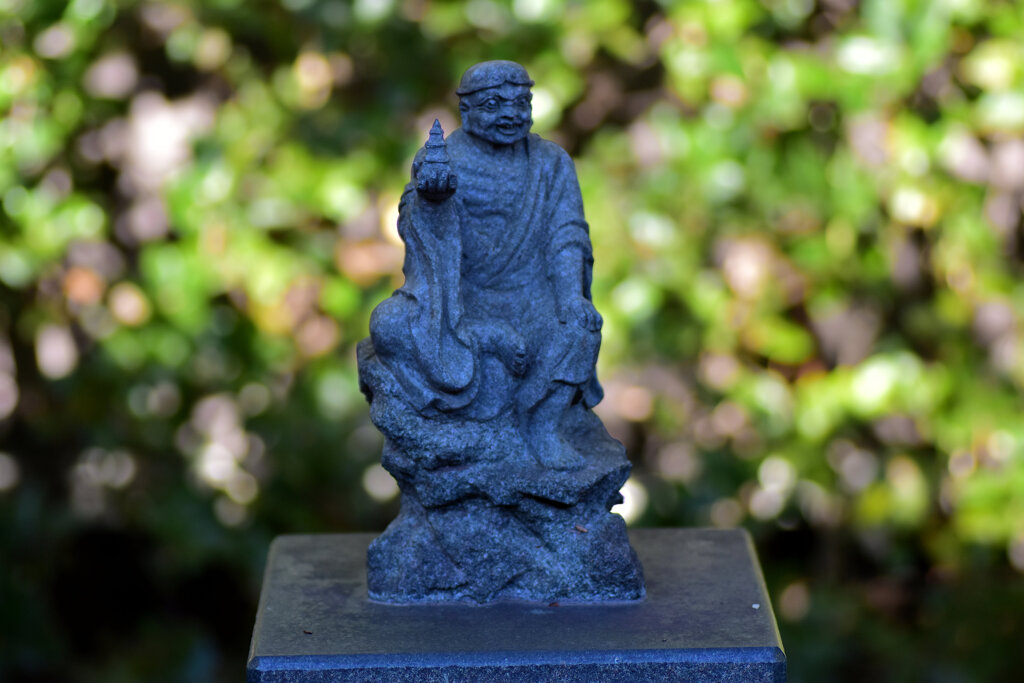 近所のお寺の参道にて・・・８