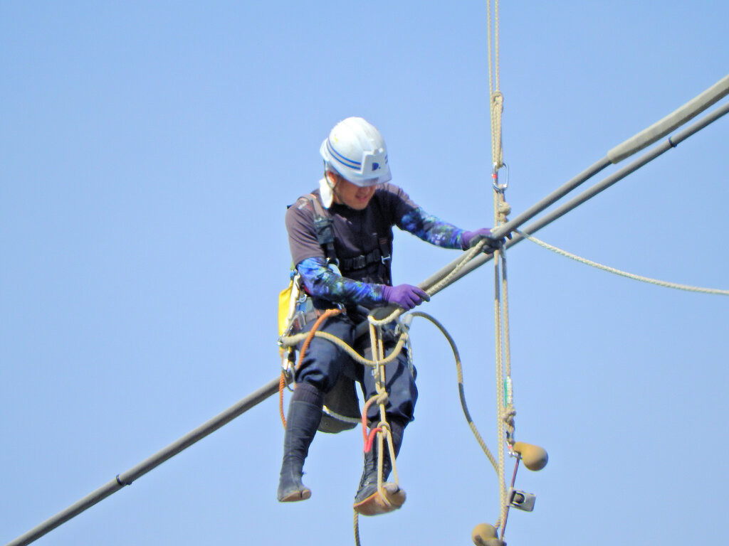 高圧送電線鉄塔での高所作業中　５