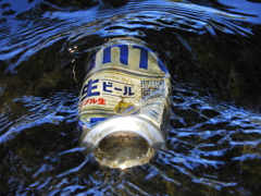 空き缶を川に捨てる輩が許せない！！