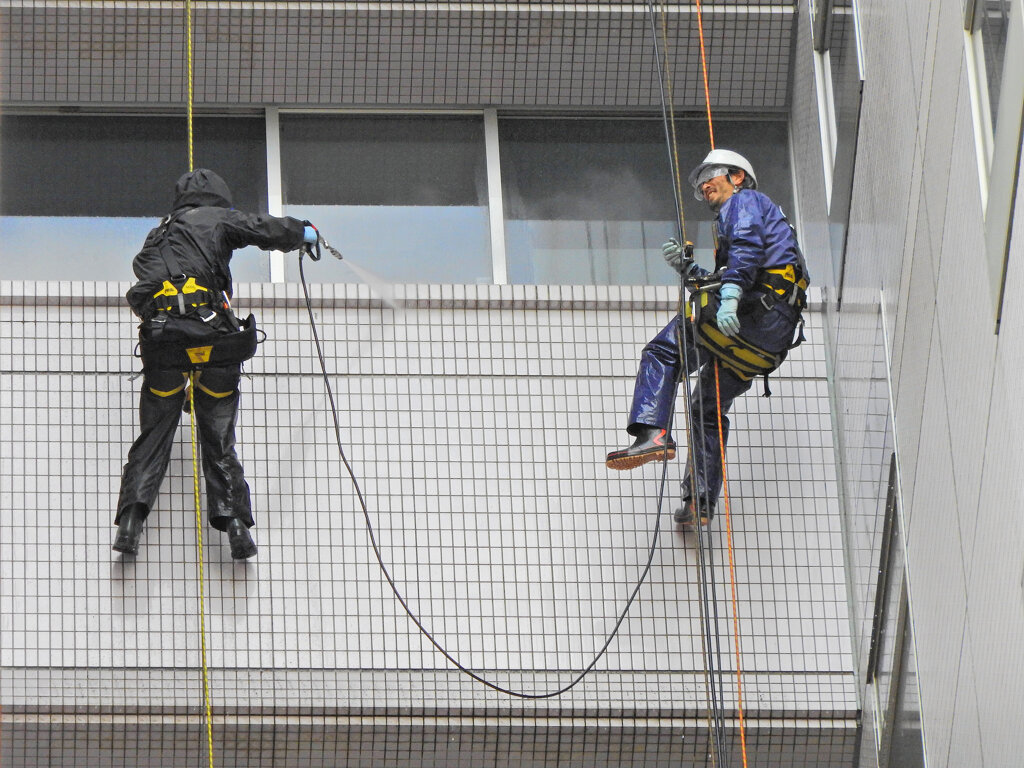 ビル壁高圧洗浄作業中！　2/3