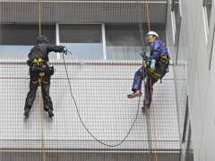 ビル壁高圧洗浄作業中！　2/3