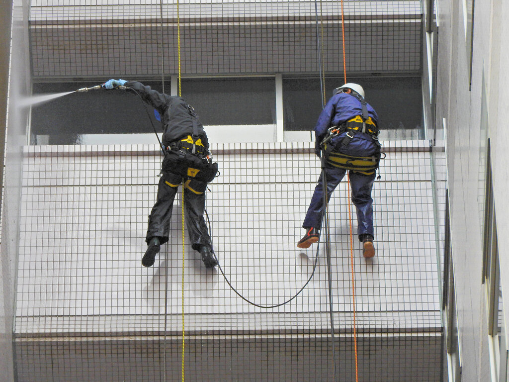 ビル壁高圧洗浄作業中！　3/3