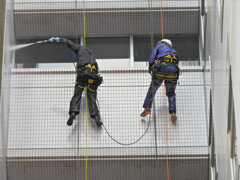 ビル壁高圧洗浄作業中！　3/3