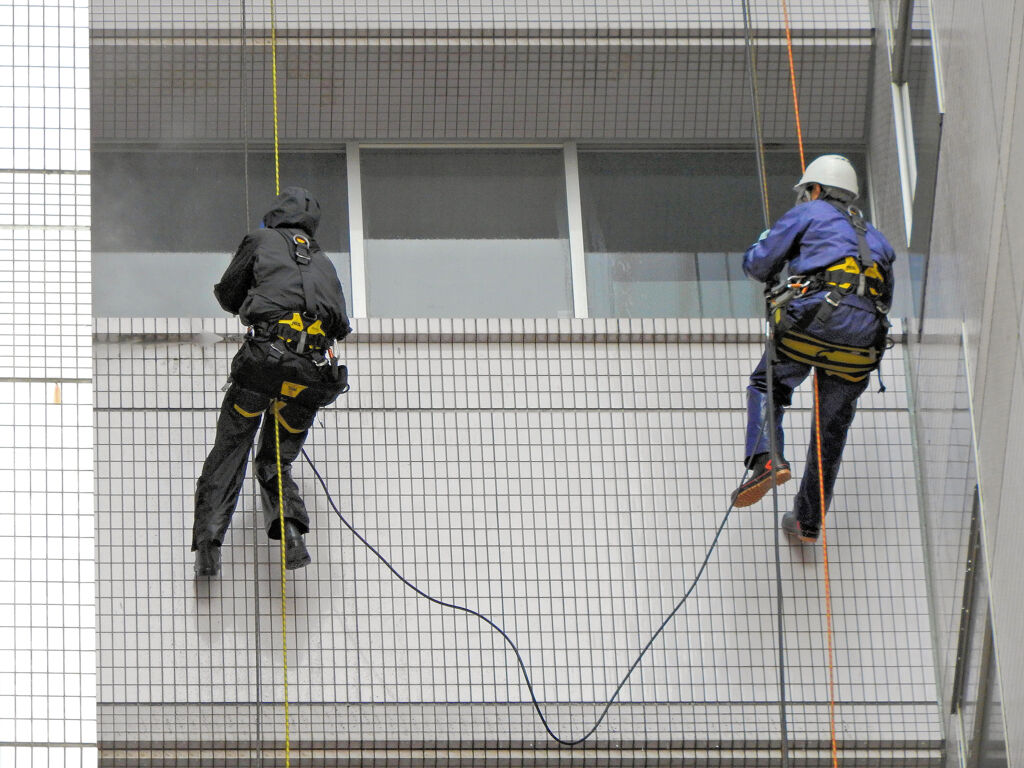 ビル壁高圧洗浄作業中！　1/3