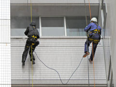 ビル壁高圧洗浄作業中！　1/3