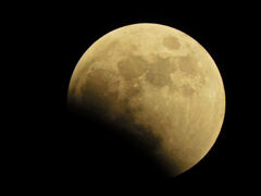 皆既月食　欠けてきた　2022:11:08 18:23:13