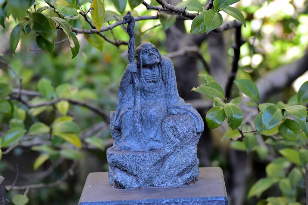 近所のお寺の参道にて・・・４