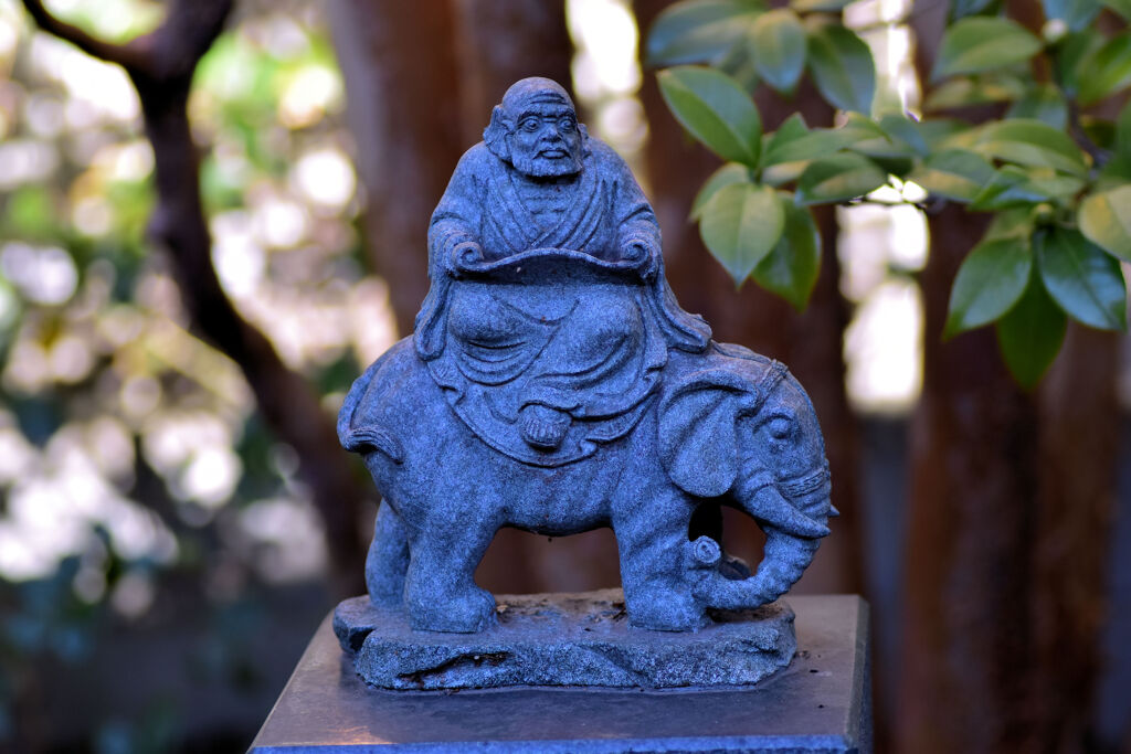 近所のお寺の参道にて・・・１