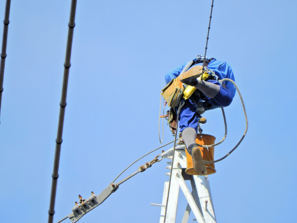 高圧送電線鉄塔での高所作業中　３