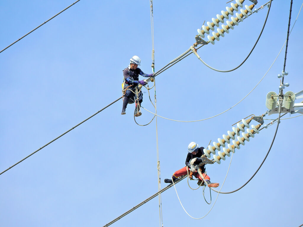 高圧送電線鉄塔での高所作業中　２