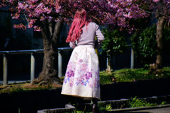 せせらぎ遊歩道でカメラ女子　1/3