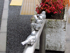 服を脱いで・・雨シャワー　１