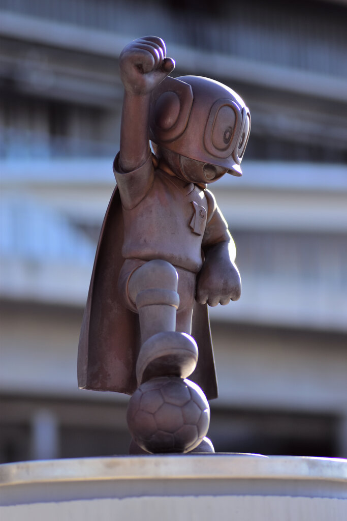 等々力陸上競技場で　パーマンケのブロンズ像　２