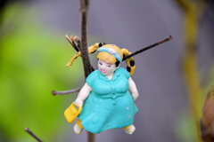 枯れた芙蓉に・・・渡辺直美　人形２