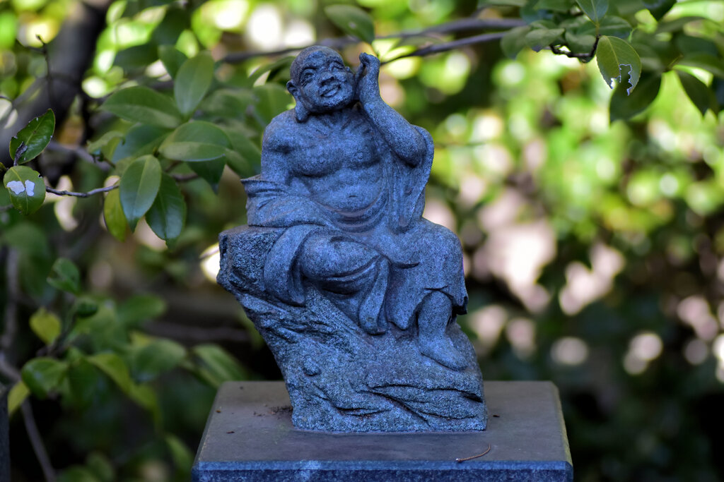 近所のお寺の参道にて・・・６