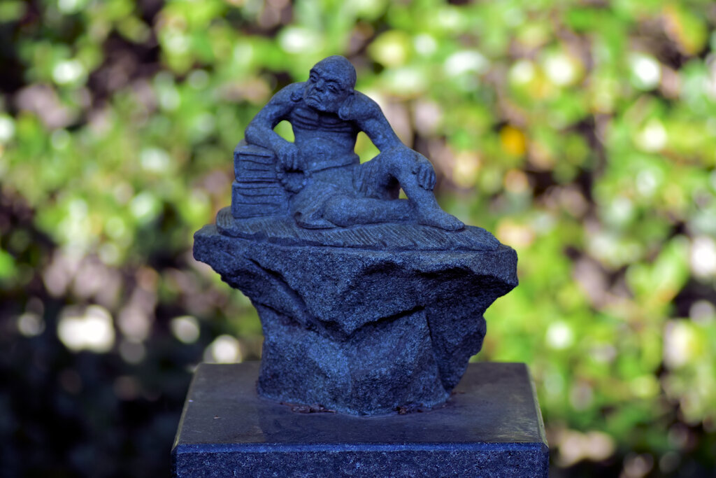 近所のお寺の参道にて・・・９