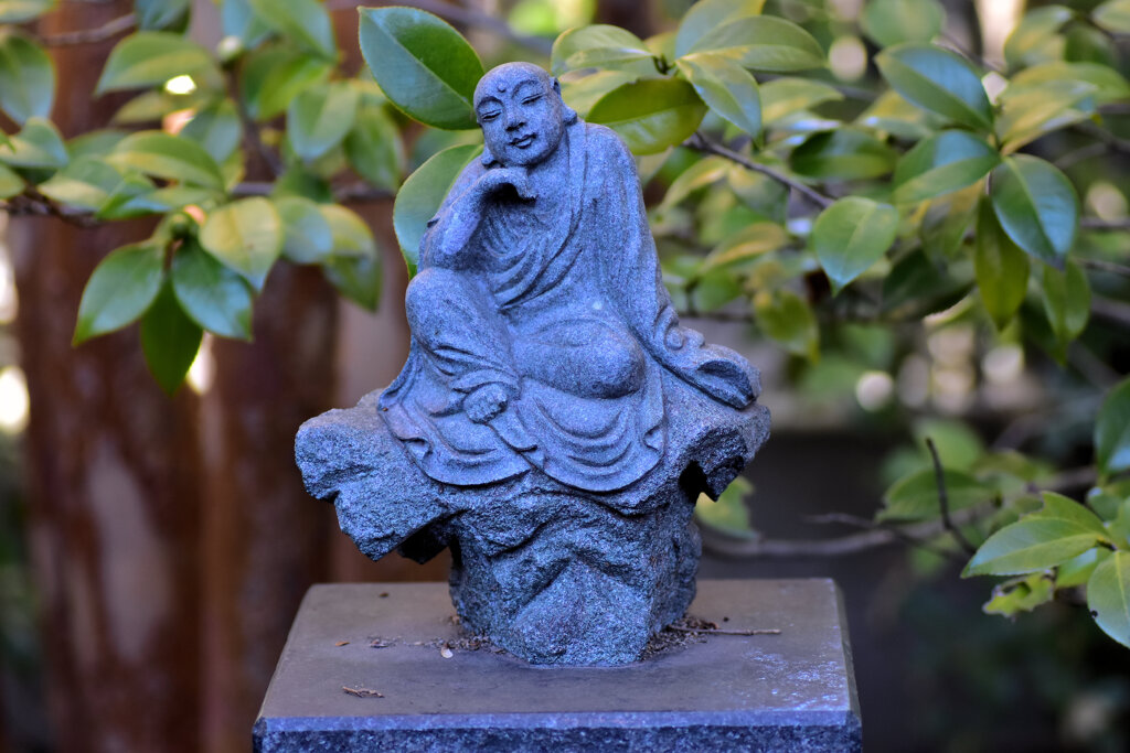 近所のお寺の参道にて・・・２