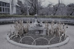 冬の母子像