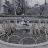 冬の母子像