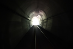 トンネルの先に