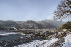 雪積もる渡月橋