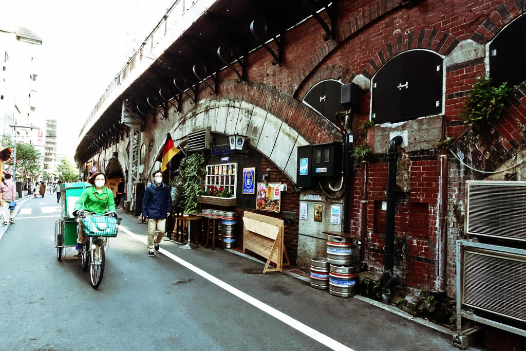 ガード下の風景