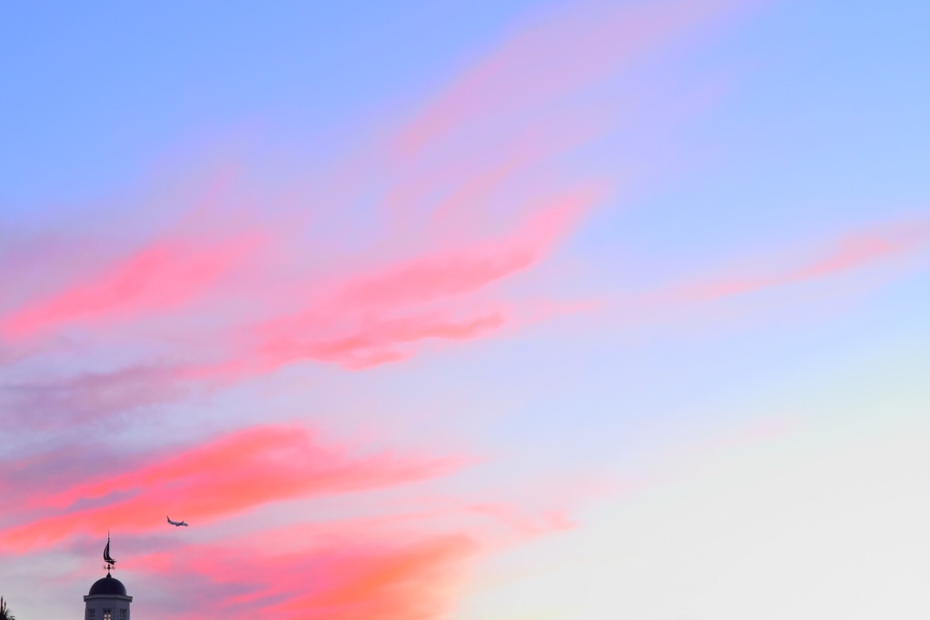 夕焼けの中の飛行機