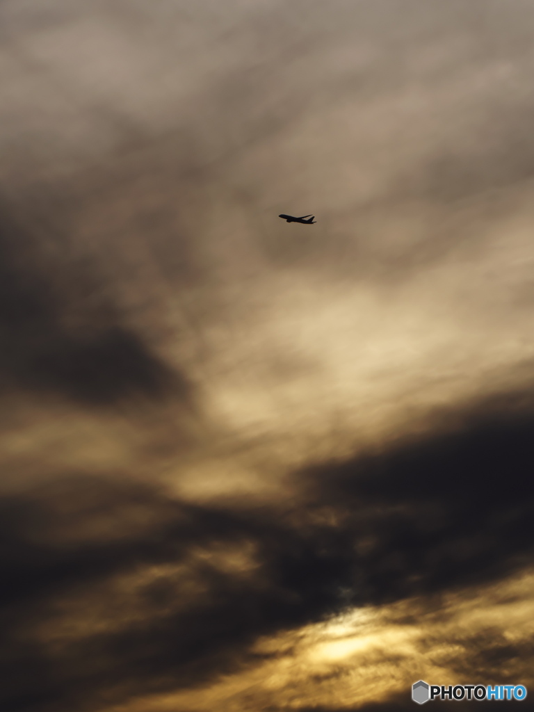 夕日と離陸機