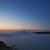 夜明けの雲海と月