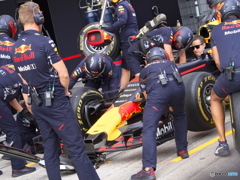 ピットストップ練習中