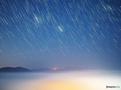 雲海と星の軌跡