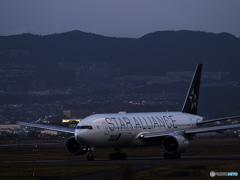 夕日と離陸機