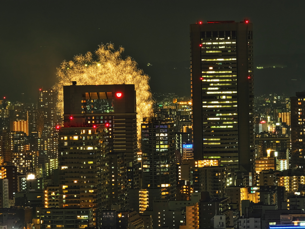 花火と高層ビル