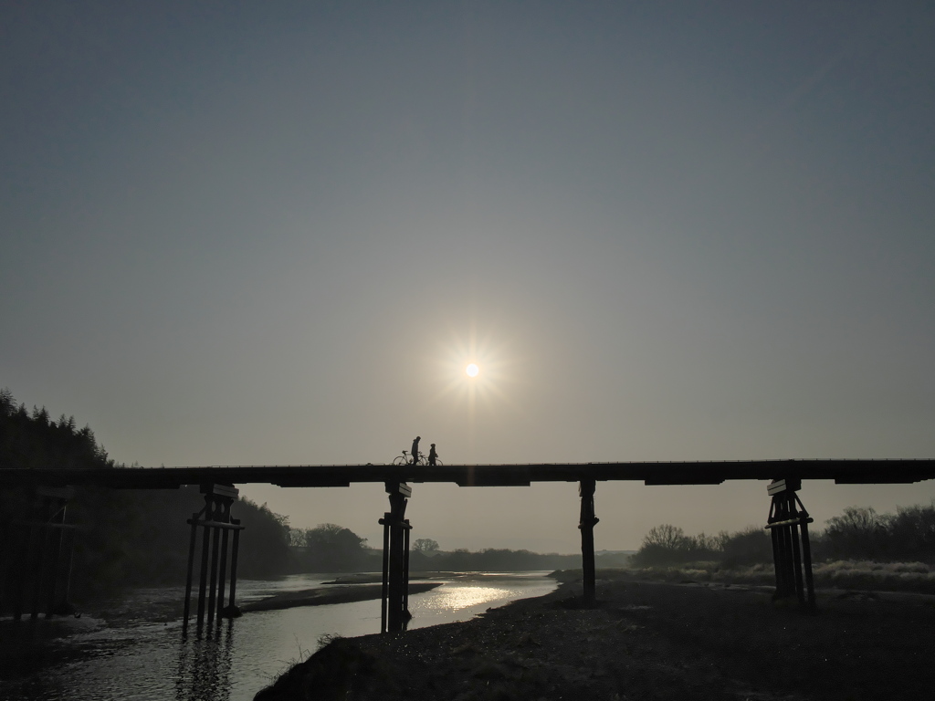 流れ橋の朝日