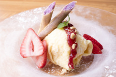 バニラアイスのいちごクレープ包み　紫芋餡の春巻きスティック添え