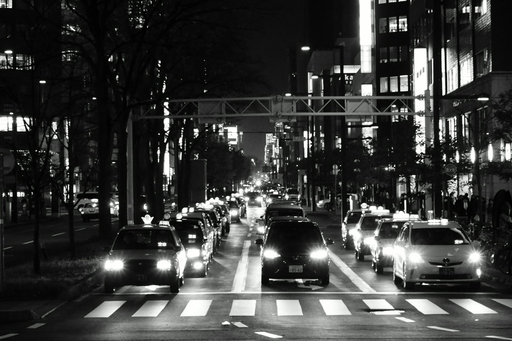 ガンを飛ばす車たち