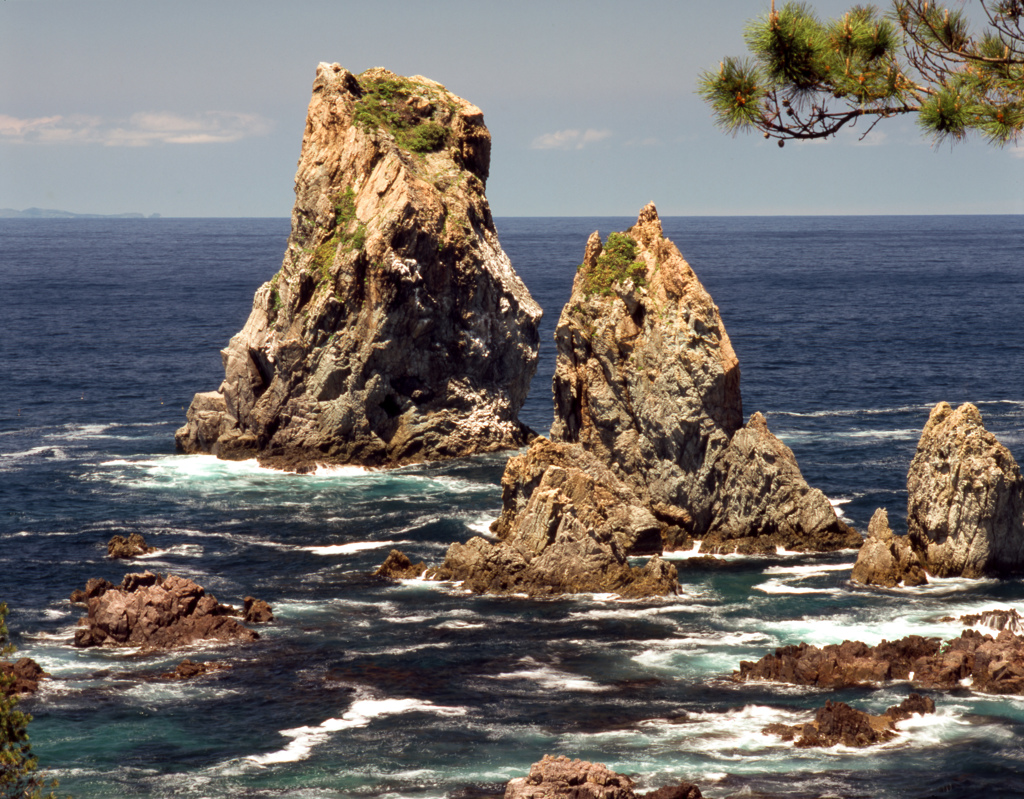 青海島カモメ岩