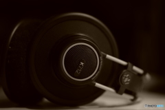 AKG K712