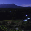 月明かりに照らされる御嶽山と農村