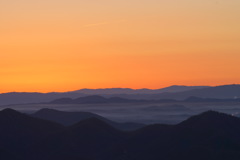 朝陽を浴びる山々