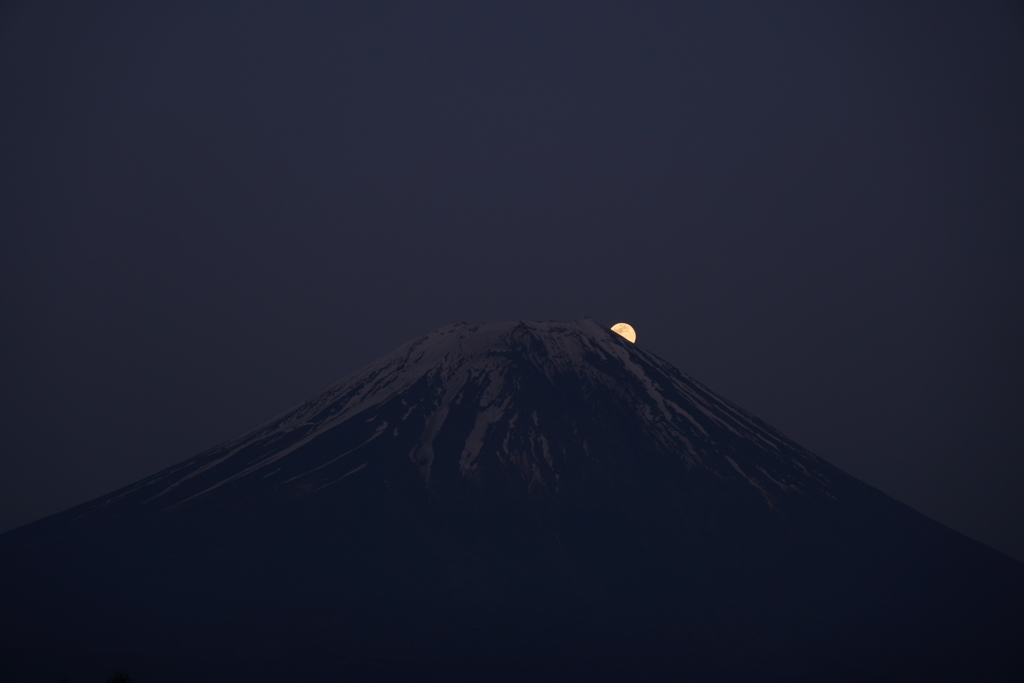 富士山と月