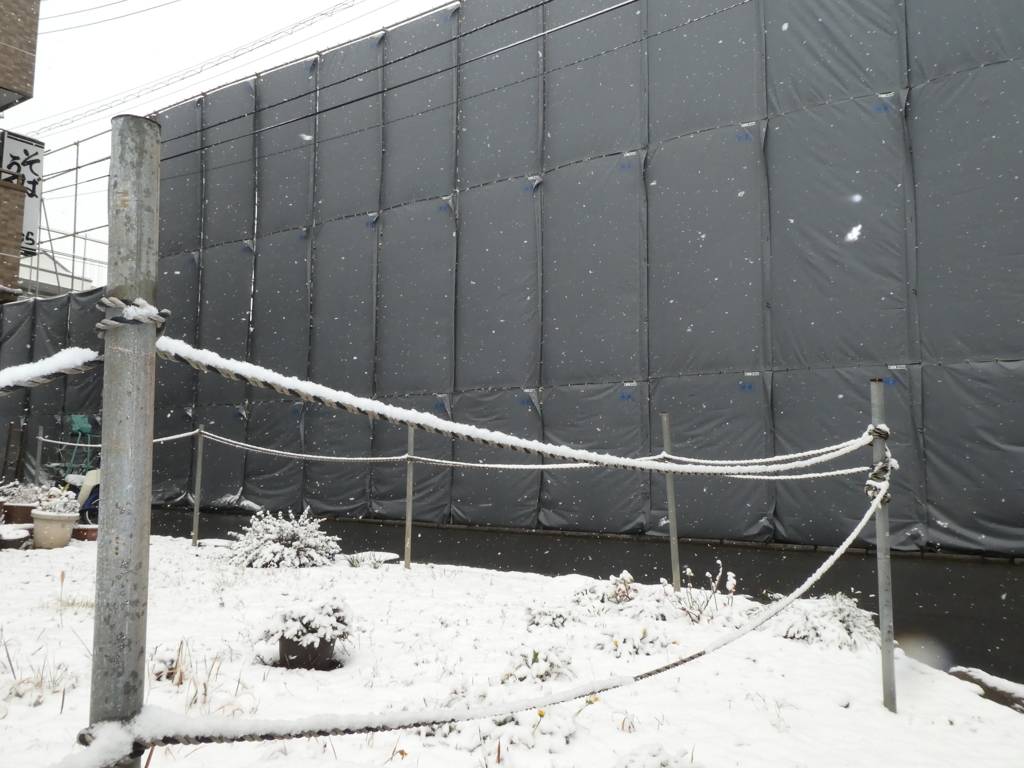 解体現場に雪が降る