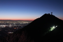 筑波山の夕景。女体山から男体山を望む。 筑波山の夕景。女体山から男体山を望む。