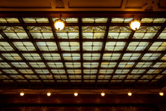 本会議場天井のステンドグラス