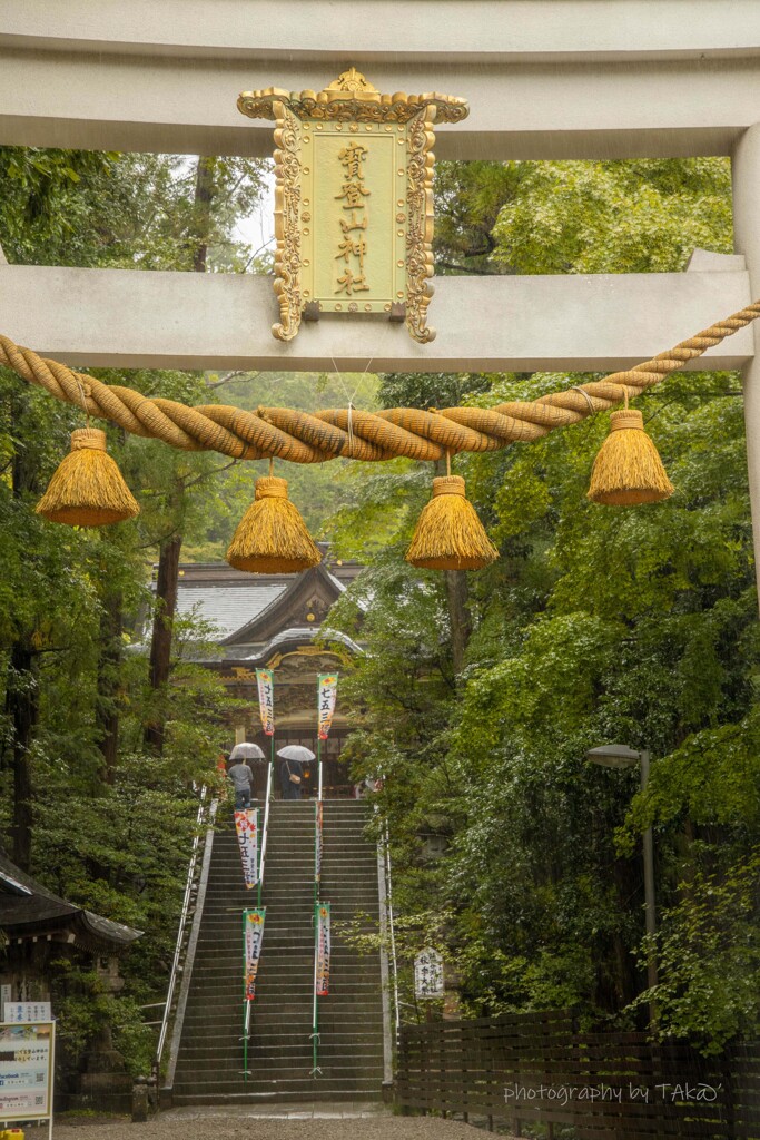 雨の宝登山神社