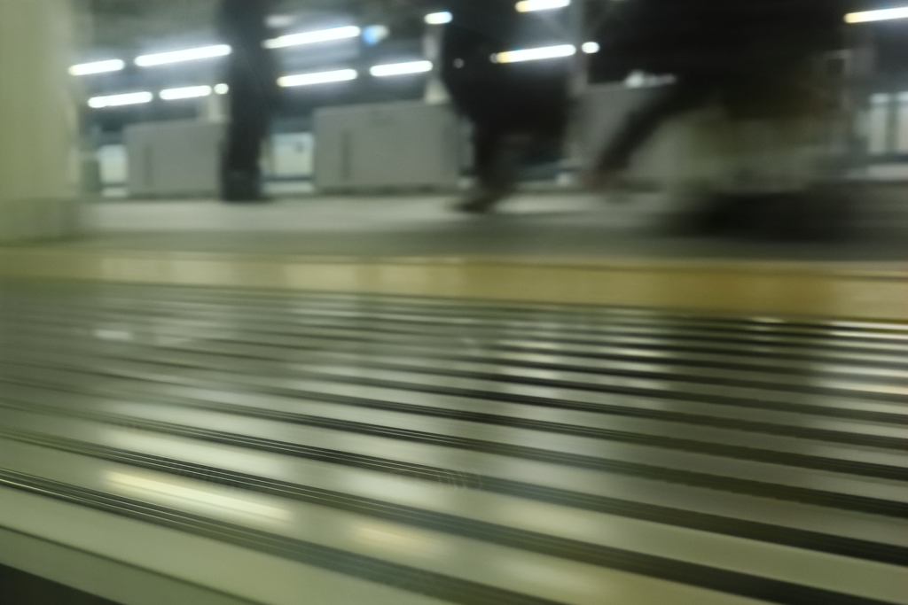 次の電車をお待ちください…