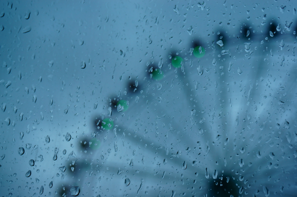 雨の観覧車